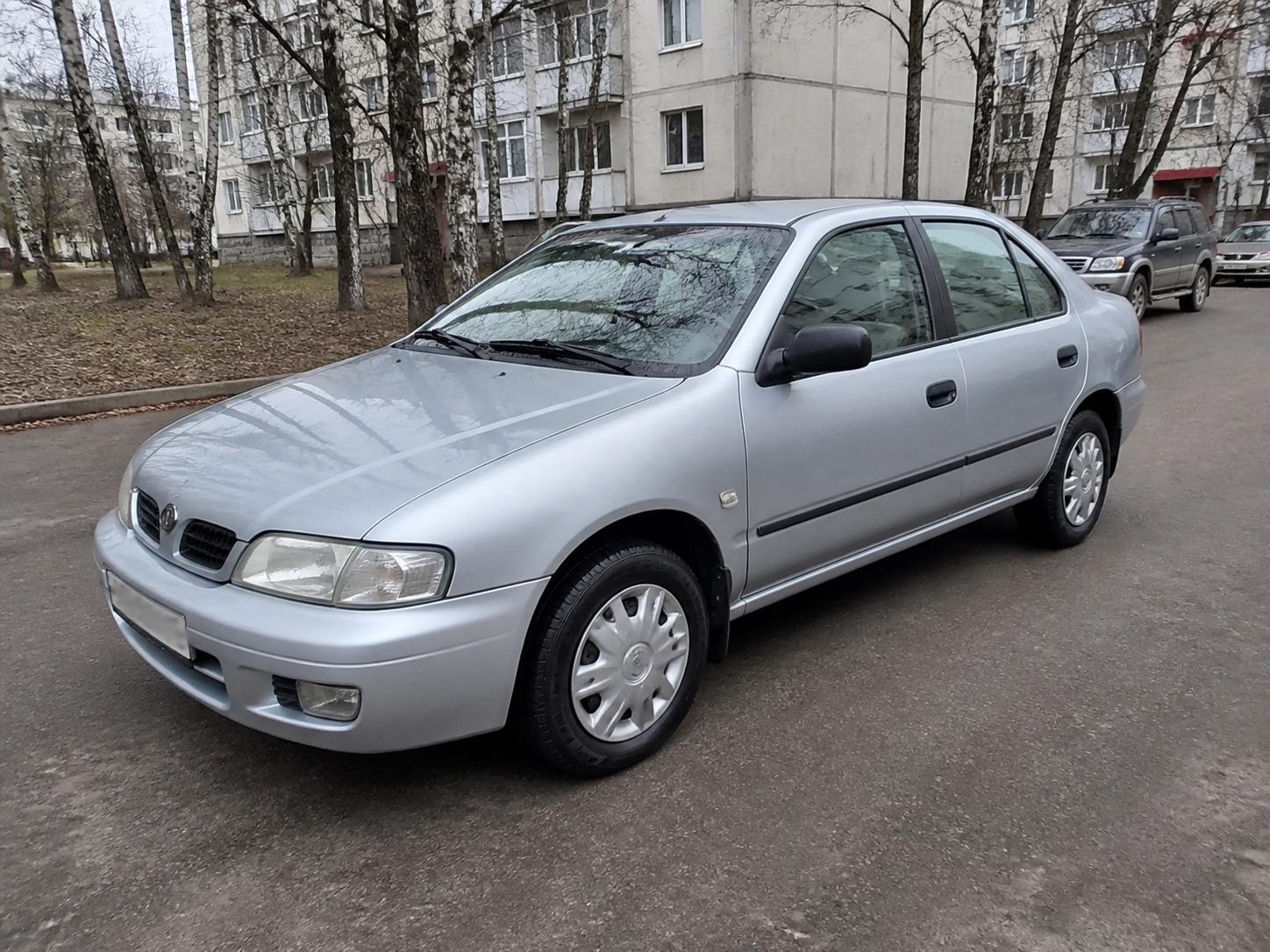 Объявление на Авито: чистый серебристый автомобиль во дворе российского дома