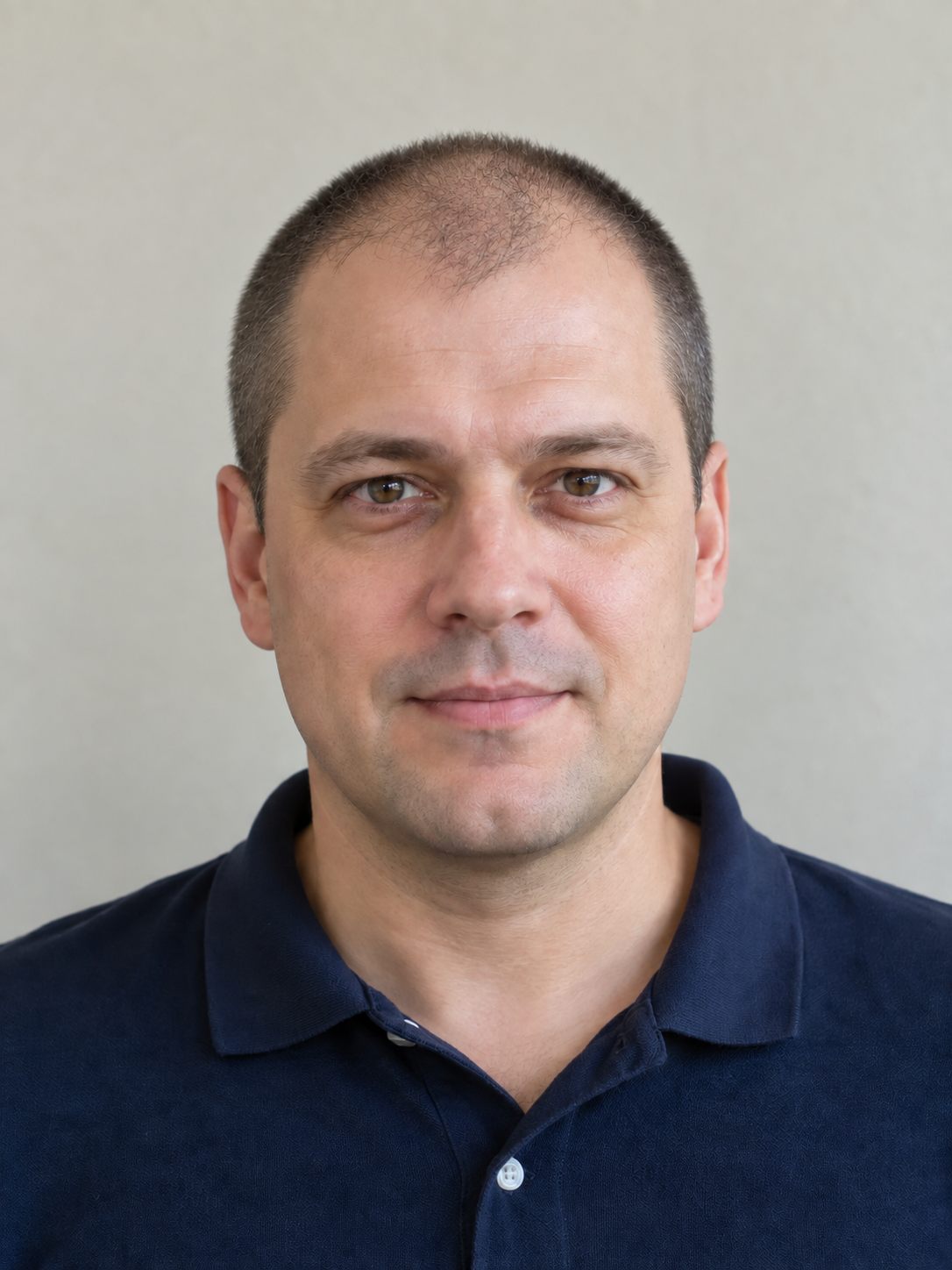 После — всё под машинку 3 мм, редеющие места честно видны, но выглядят аккуратно