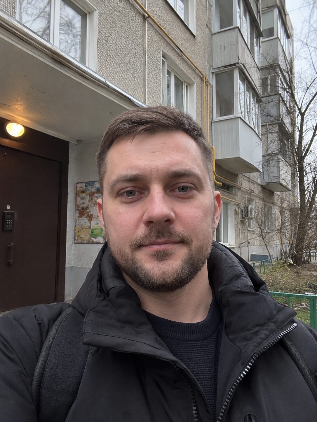 До — селфи у подъезда многоэтажки