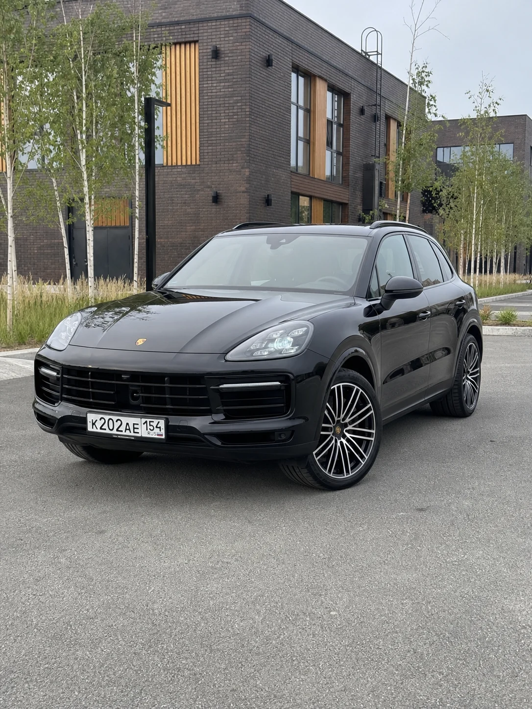 Чёрный Porsche Cayenne 2020 после детейлинга — вид спереди