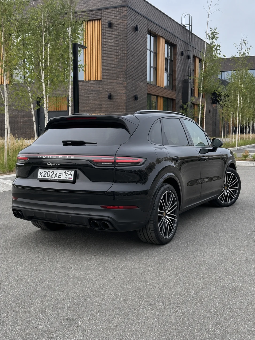Чёрный Porsche Cayenne 2020 после детейлинга — вид сзади