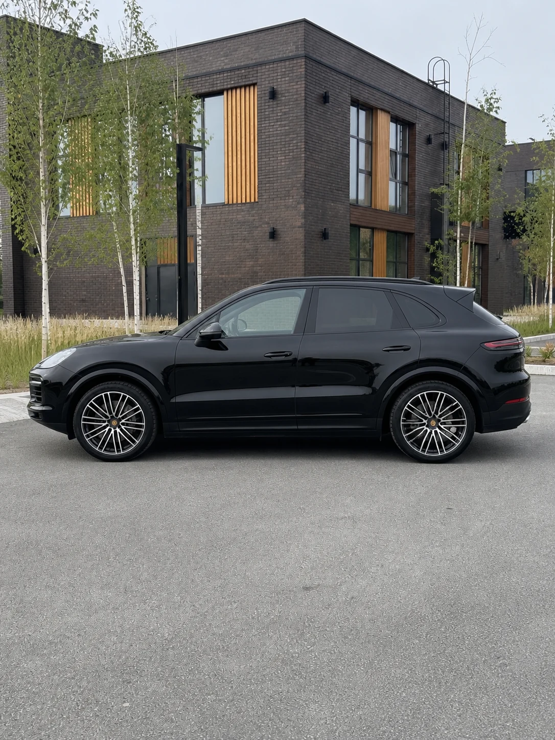 Чёрный Porsche Cayenne 2020 после детейлинга — профиль