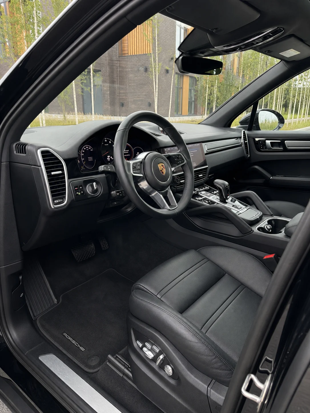Чистый салон Porsche Cayenne 2020 после детейлинга