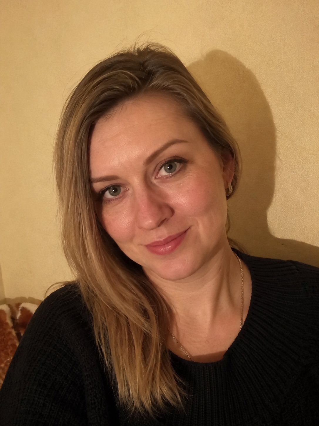 До — снимок с телефона у стены, тень и жёлтый свет