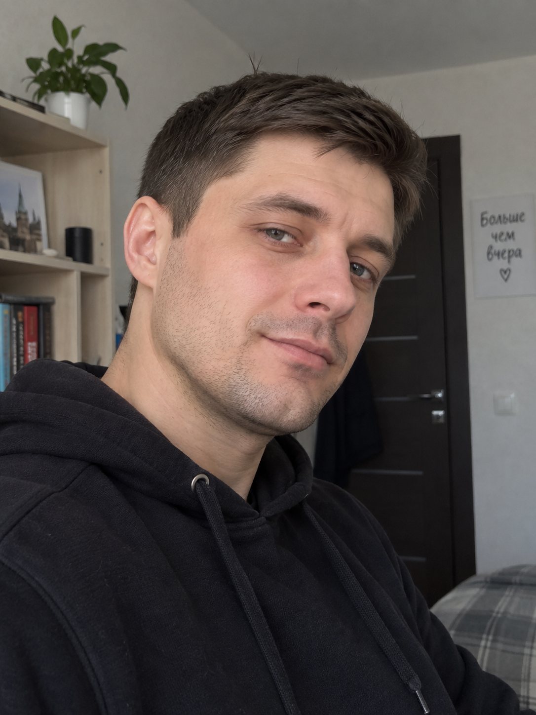 До — голова слегка наклонена, снято чуть сбоку