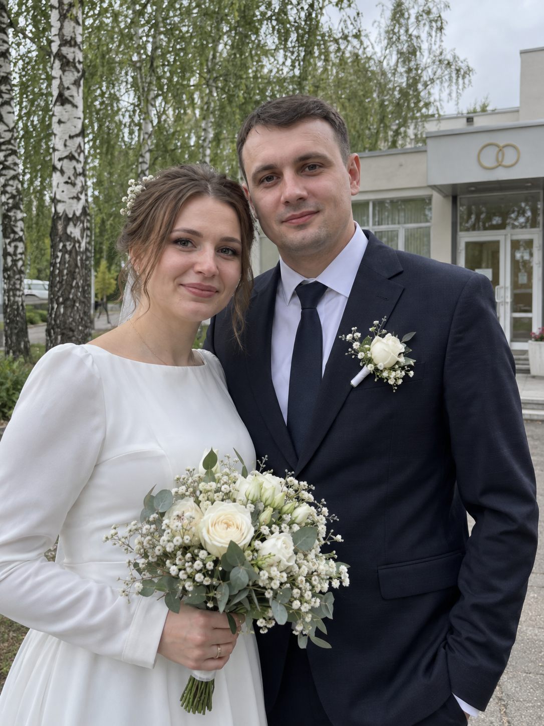 Открыть глаза на свадебном фото — жених и невеста смотрят в камеру