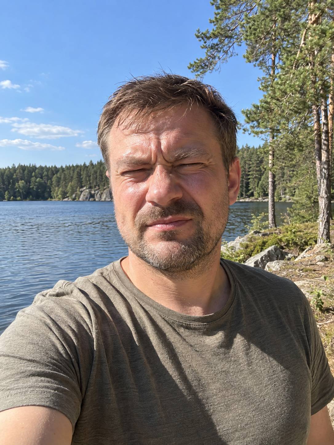 До — мужчина сильно щурится на ярком солнце