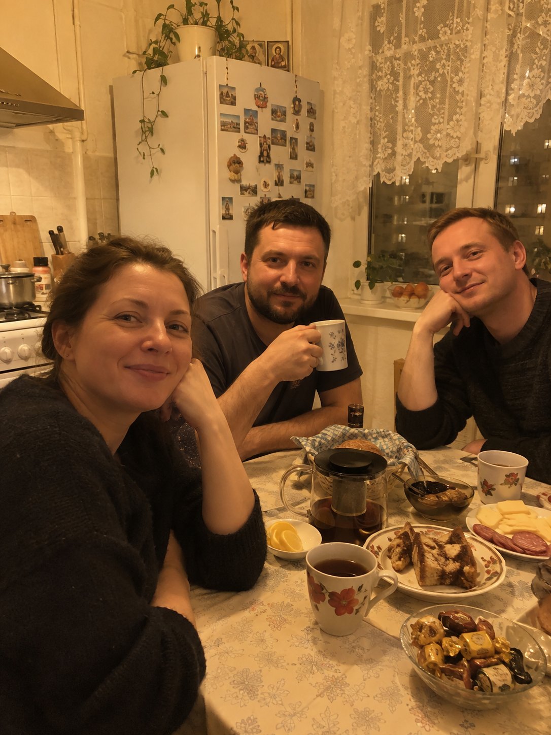 До — фото на кухне, всё жёлтое от ламп накаливания