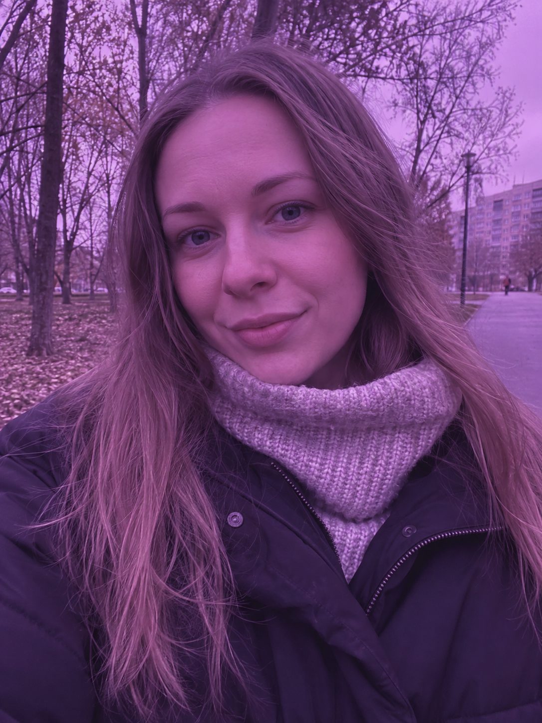 До — портрет с сильным розово-фиолетовым фильтром из приложения