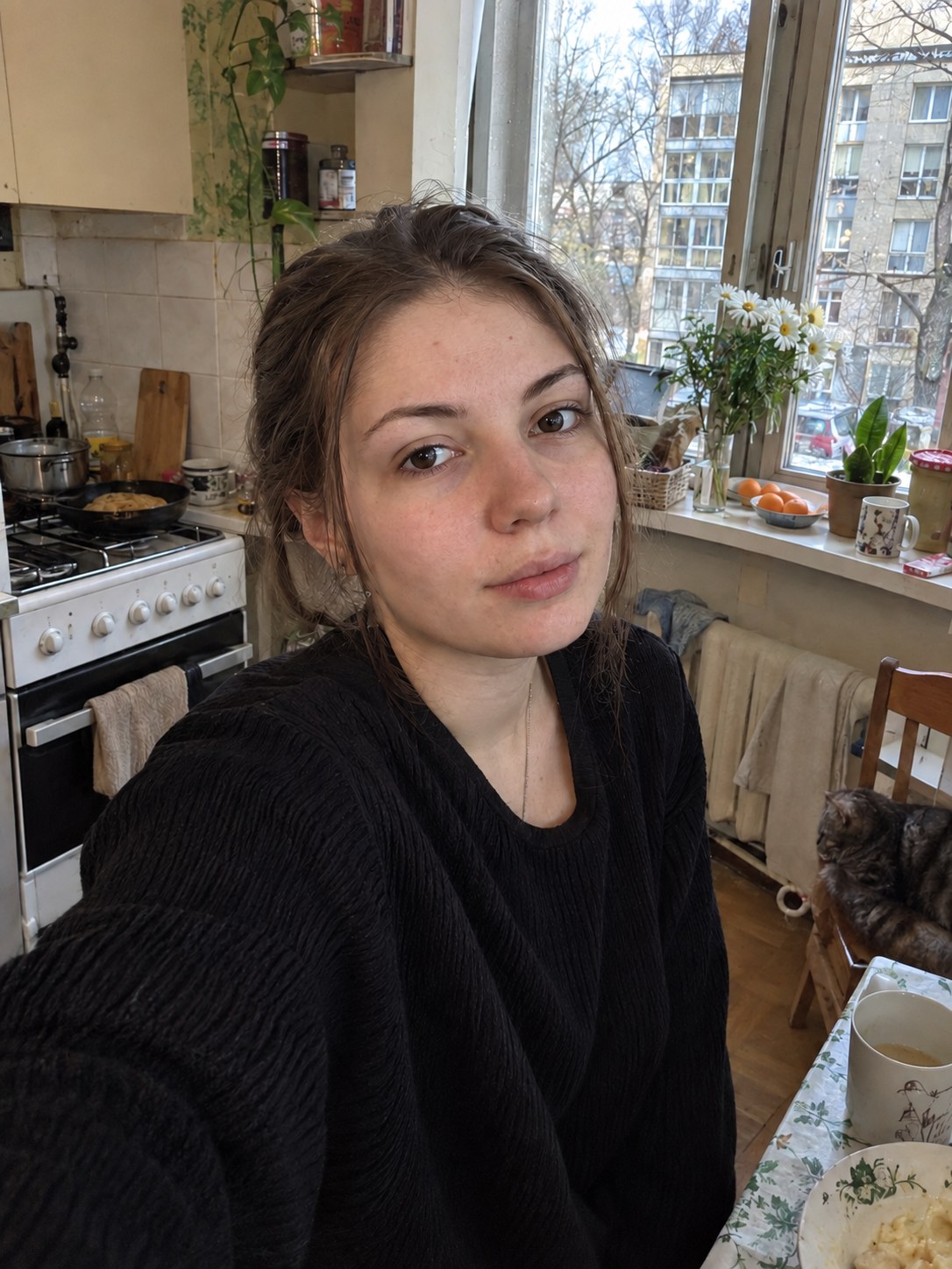 Шаг 1 — исходный снимок: женщина у кухонного окна, беспорядок на подоконнике