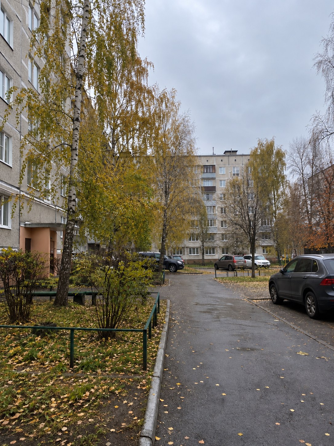 После — тот же двор без проводов и контейнера, небо чистое