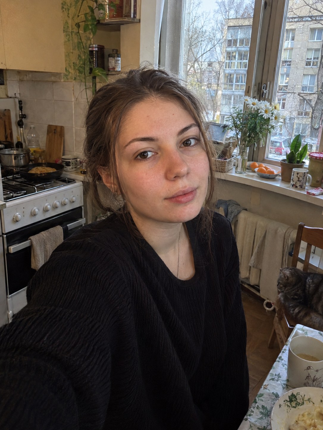 До — портрет на фоне кухни с подоконником и бытовыми предметами