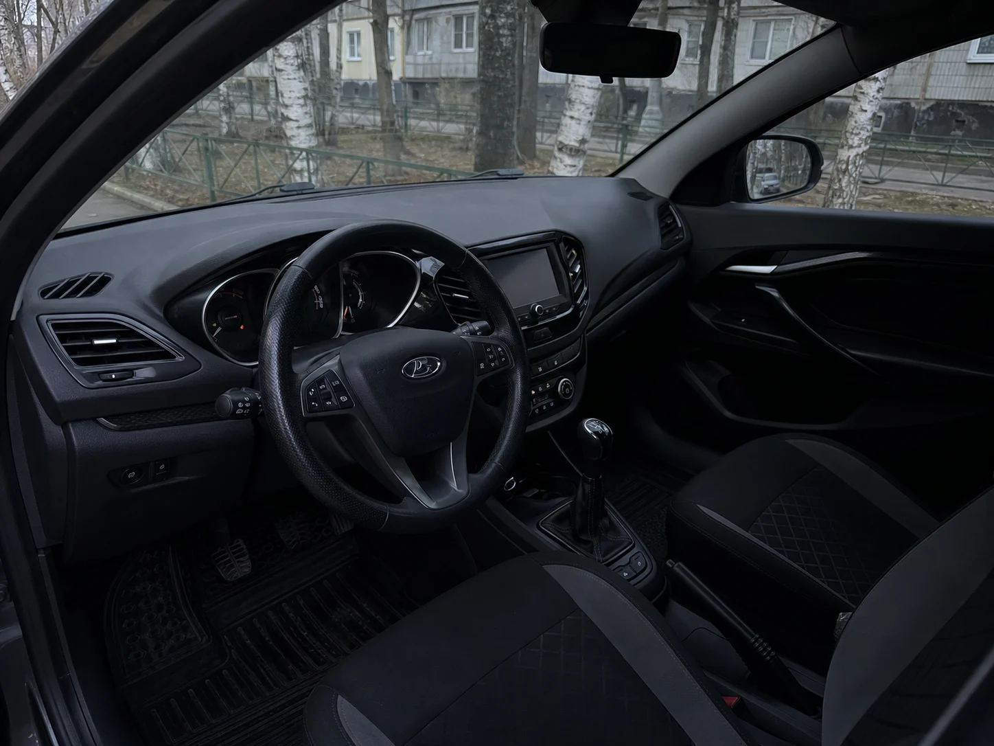 Тёмный салон Lada до коррекции света