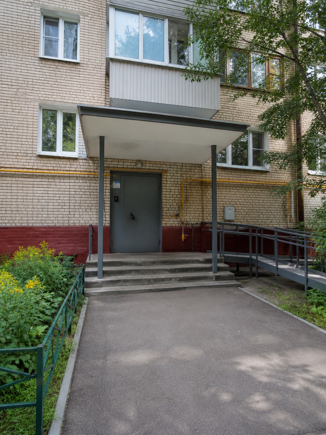 Кадр 5 — вход в подъезд со двора, дневной свет, чистое окружение