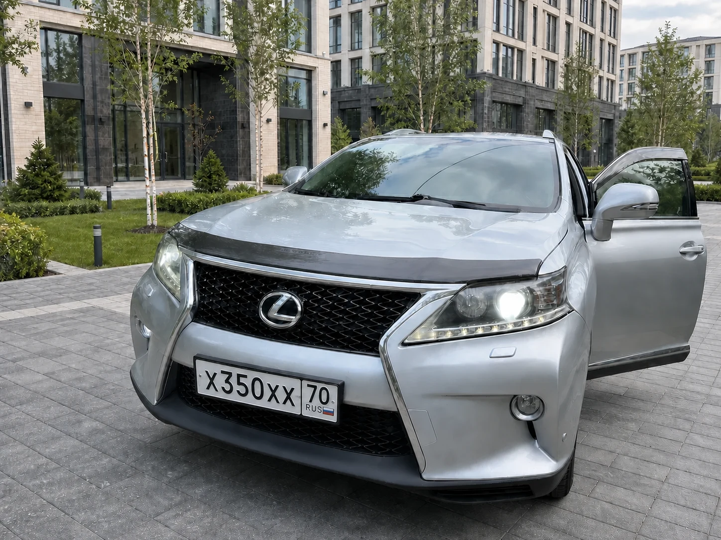 Lexus RX после обработки фото нейросетью на российской улице