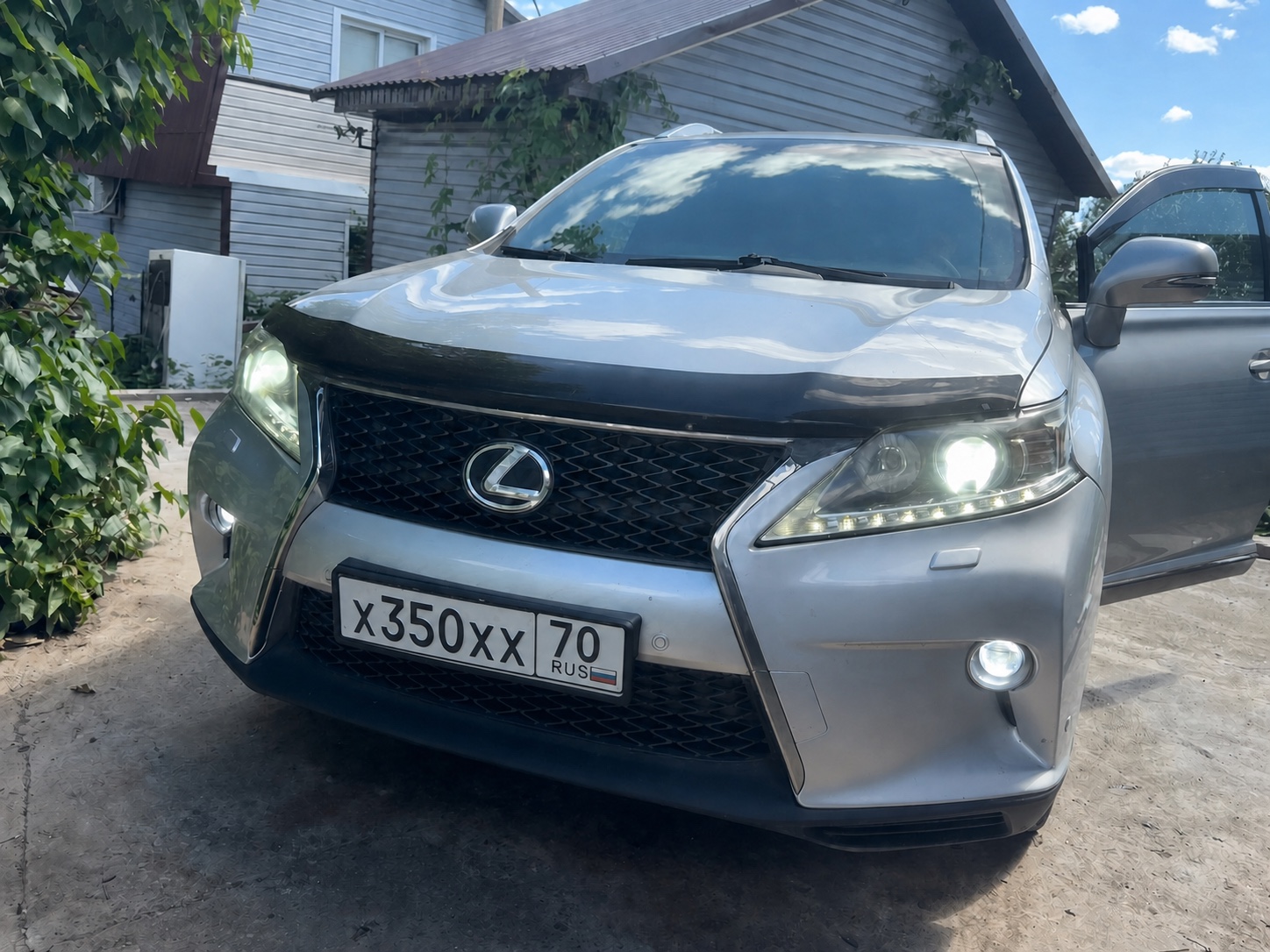 Исходное фото Lexus RX во дворе до обработки
