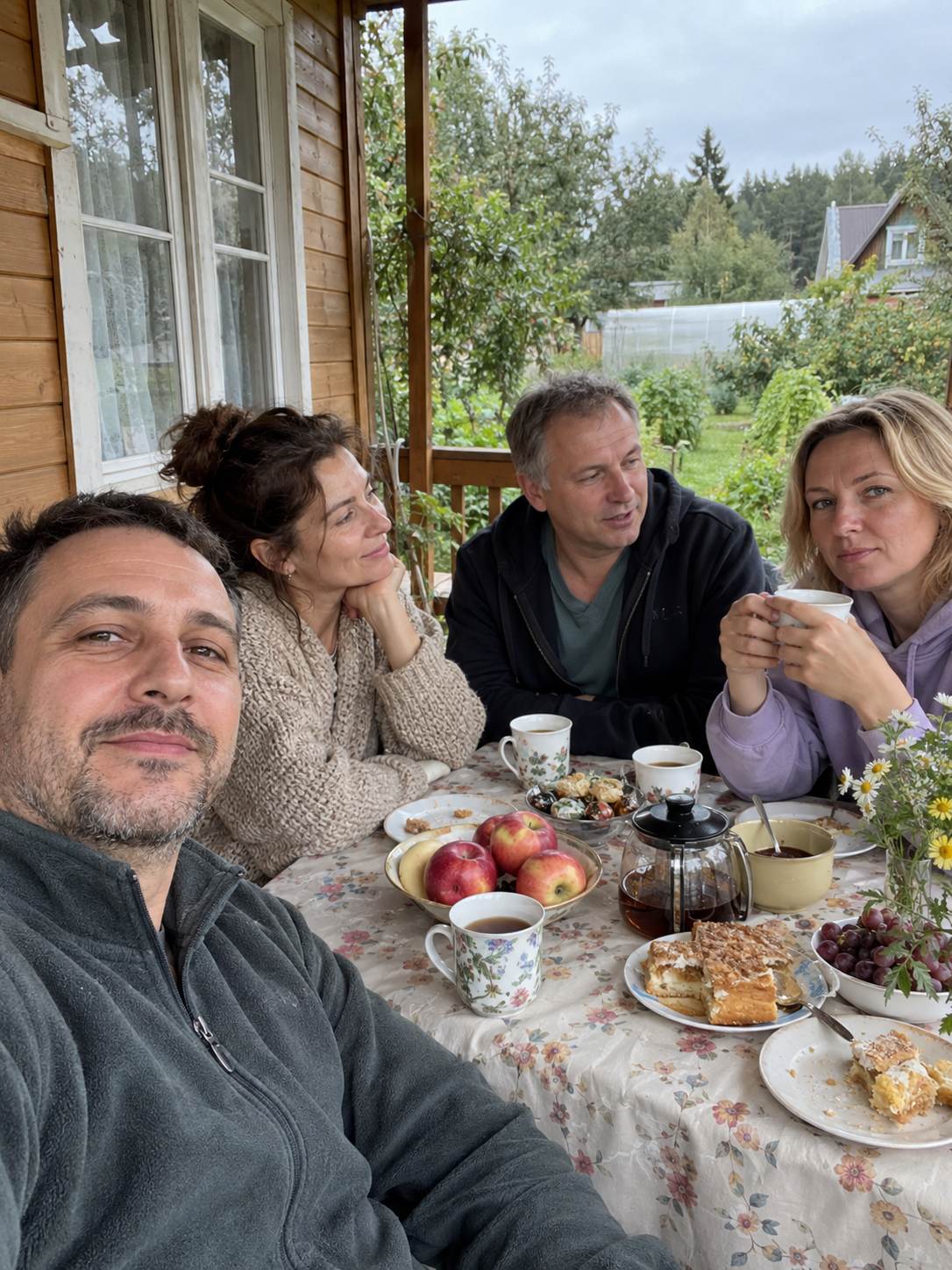 Объединить фото — друзья за дачным столом, один делает общее селфи