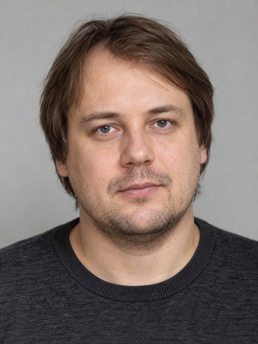 Исходное фото — мужчина с отросшими волосами без укладки, круглое лицо