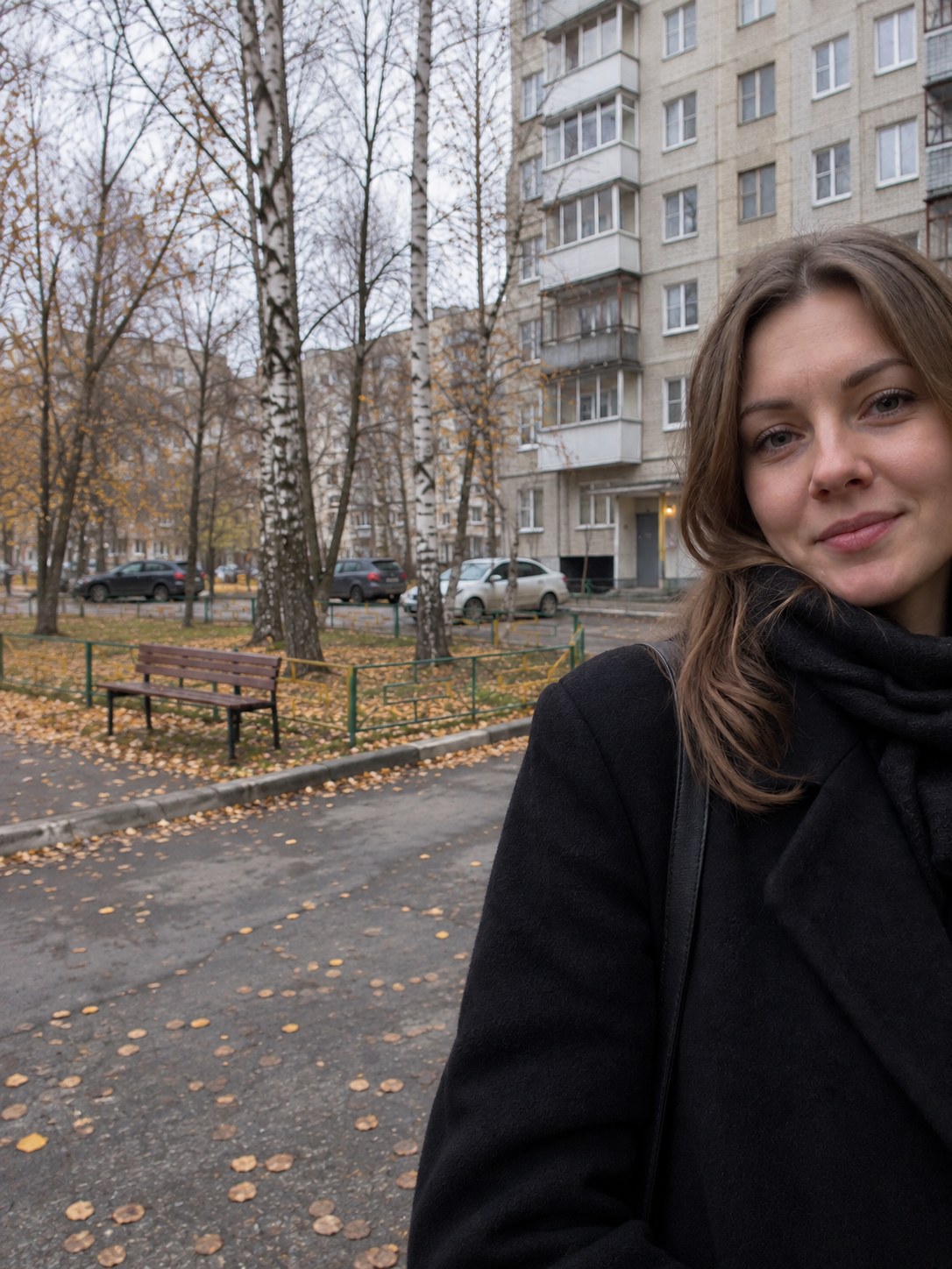 После — тот же портрет с дорисованным двором слева