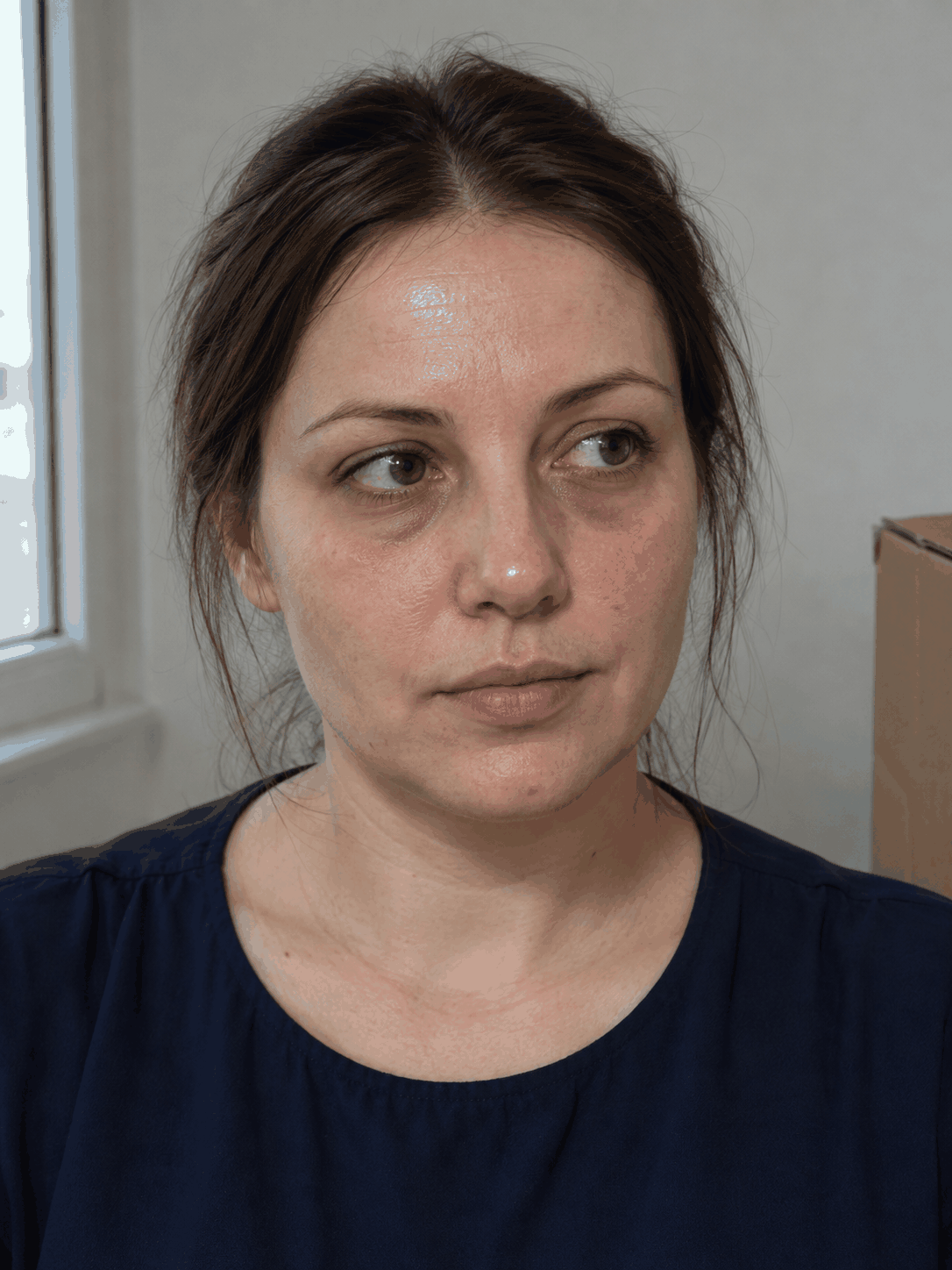 До ретуши — блики на лбу, покраснение на щеке и лишний предмет в кадре