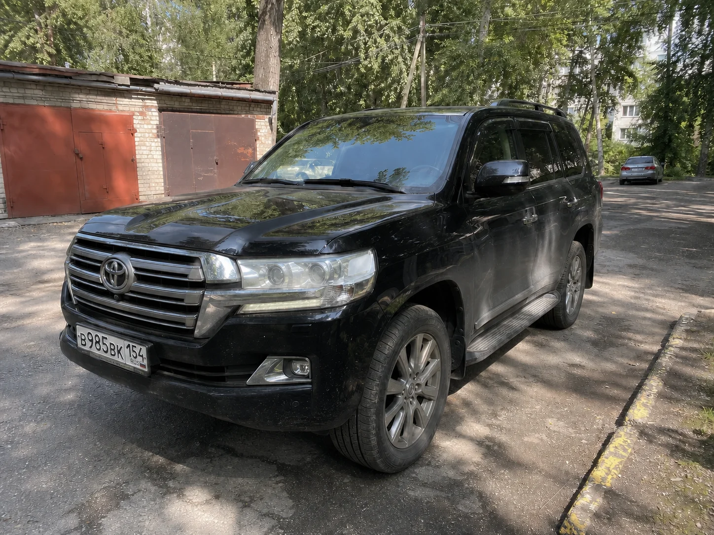Чёрный Land Cruiser во дворе Новосибирска до обработки