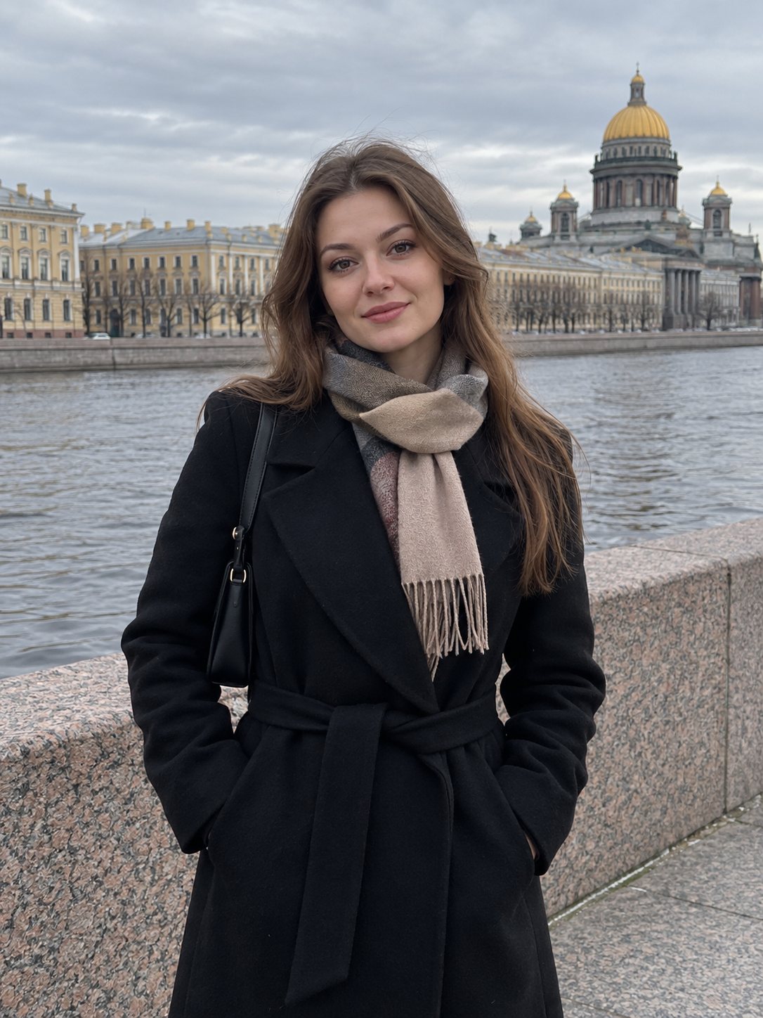 Убрать людей с фото — девушка на пустой набережной без туристов