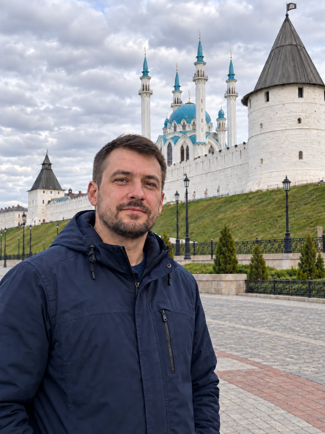 После — тот же мужчина у кремля, туристов на фоне стало меньше