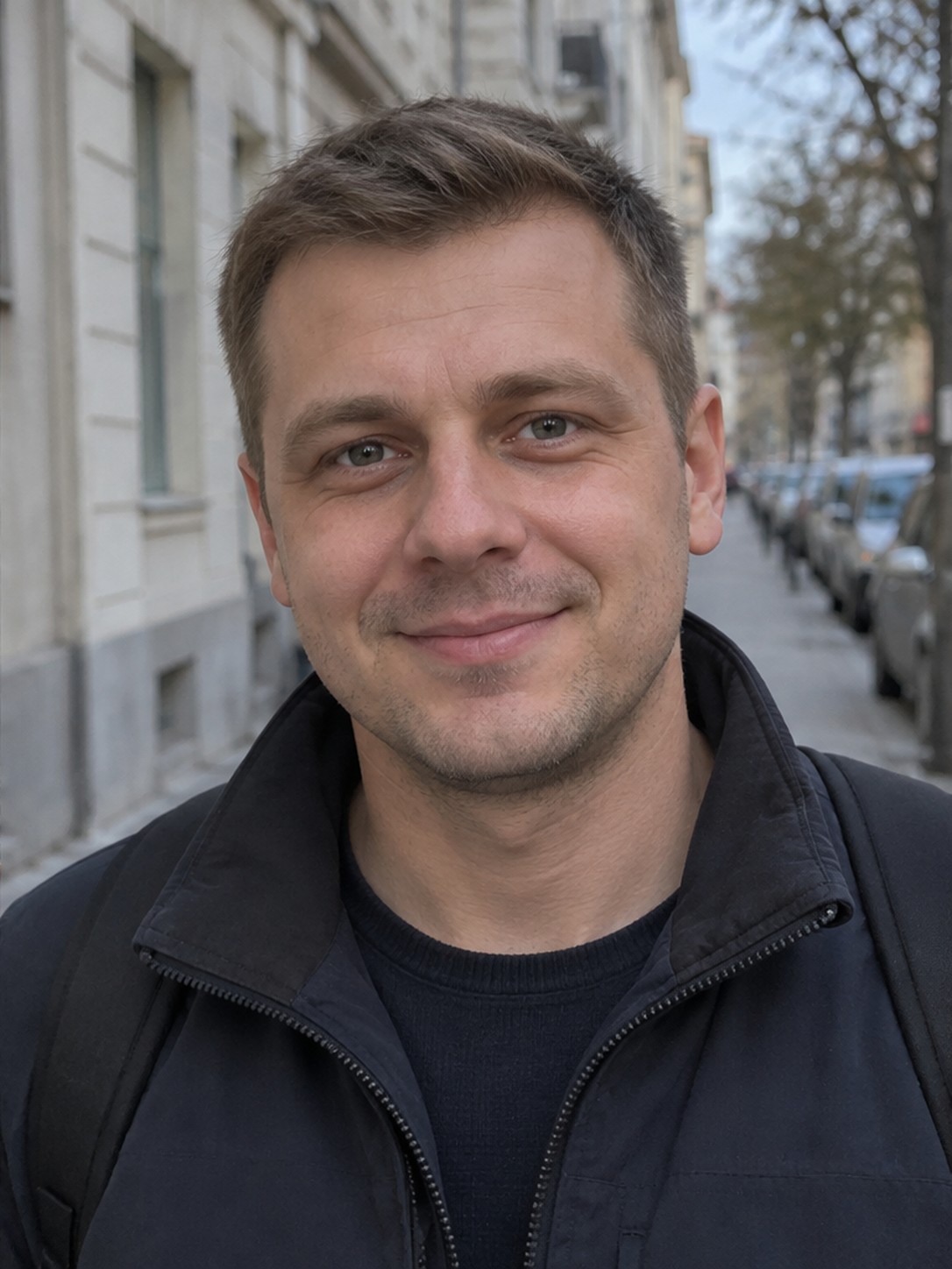 После — тот же мужчина в мягком дневном свете на улице