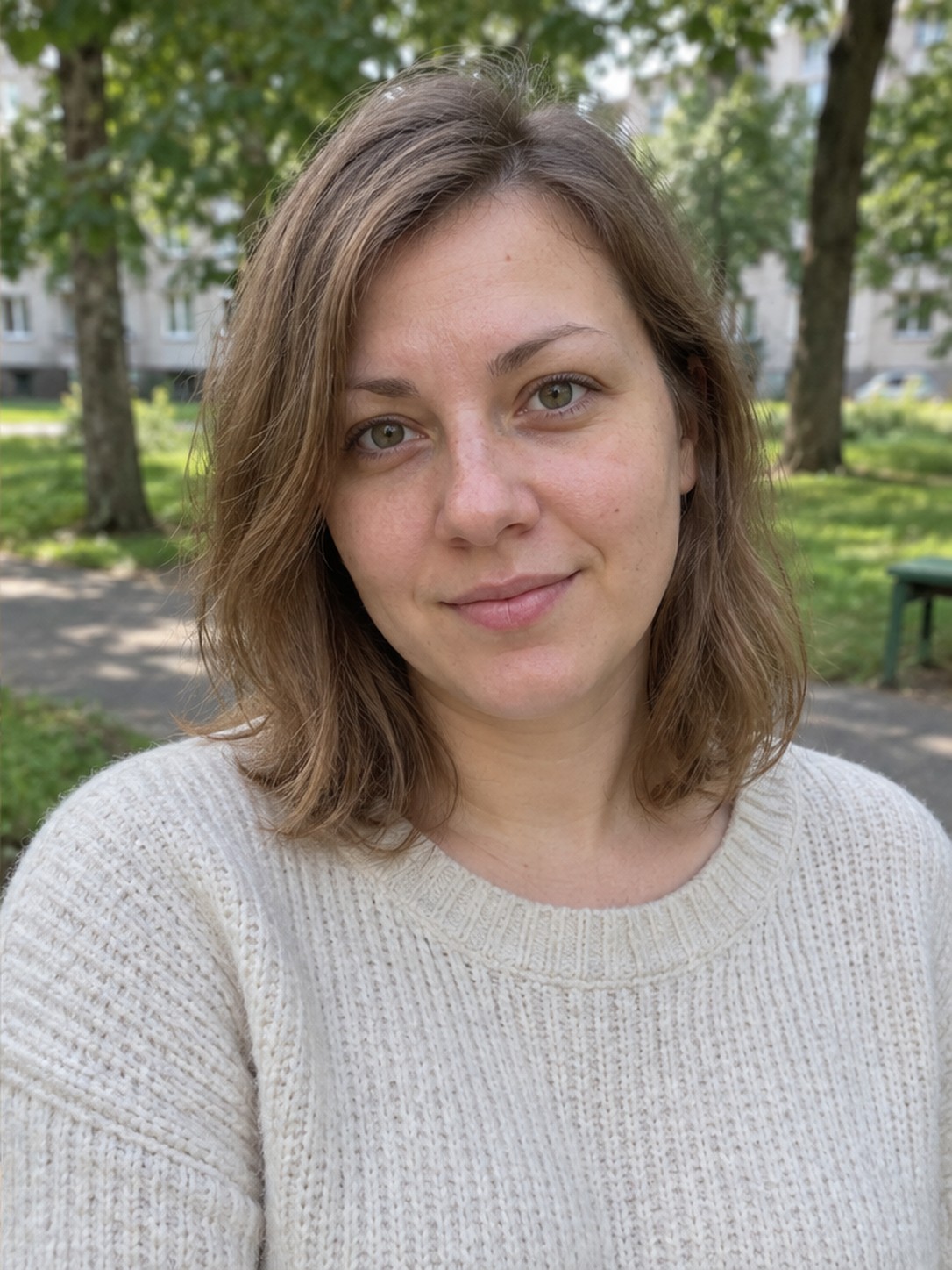 После — тот же человек при мягком дневном свете, снято с нормального расстояния